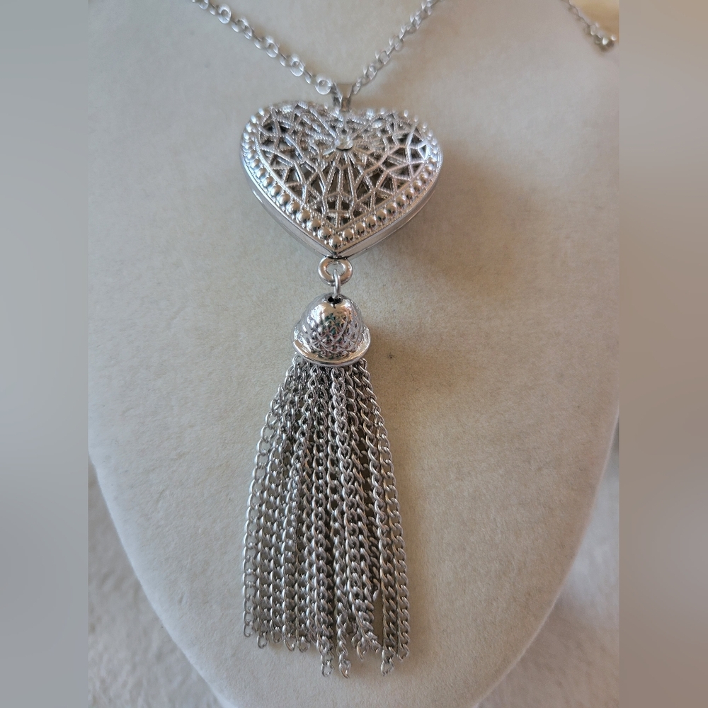 NWT Long Elegant Silver Tone Filigree Heart Pendant Tassel Necklace - Picture 3 of 10